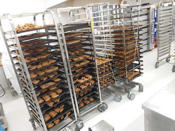 人気の葉山ビスコッティ
製造された商品でラックが一杯になります。