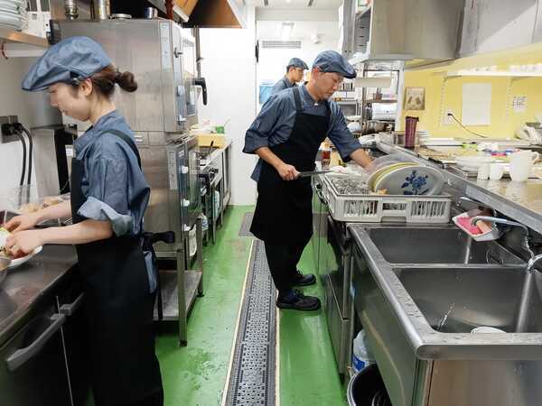 先輩スタッフがいるので
未経験の方でも安心してくださいね。