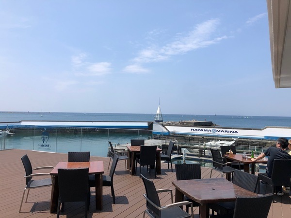 全国絶景カフェランキング第5位の
オーシャンビューのテラス席も人気。