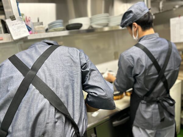 慣れてきたら、簡単な盛り付けも
担当していただきます。
