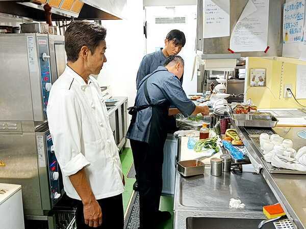 慣れてきたら、簡単な盛り付けも
担当していただきます。