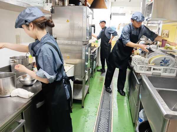 お皿やグラスの洗浄、簡単な盛り付け等
先輩が優しく教えてくれます。