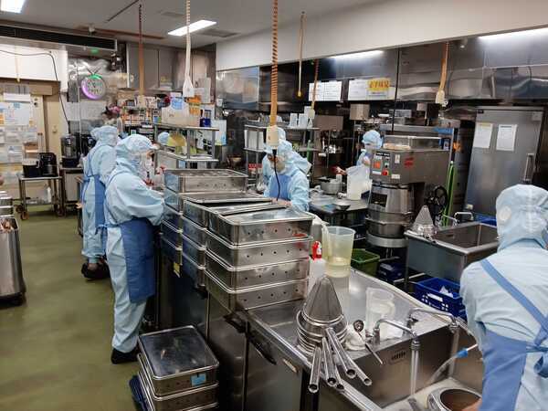 逗葉新道プリン工房
協力して製造を進めていきます。