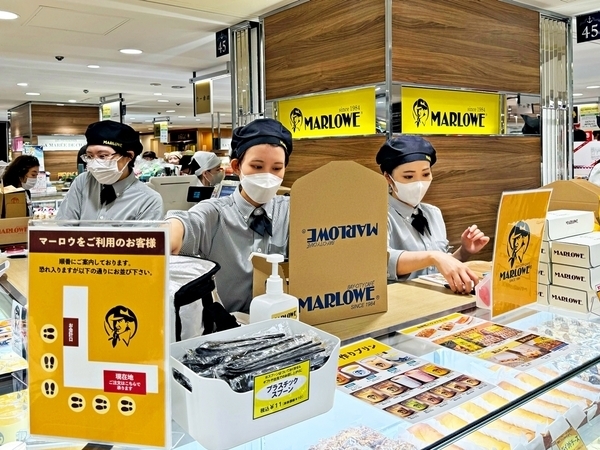 お箱詰めは丁寧に。
先輩スタッフが教えます。