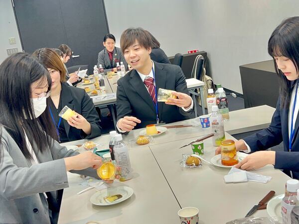 新年会の様子。
みんなで新年初プリン抜きの実施。