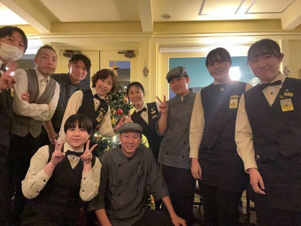 先輩と楽しくはたらきます。
昨年のクリスマスディナーの様子