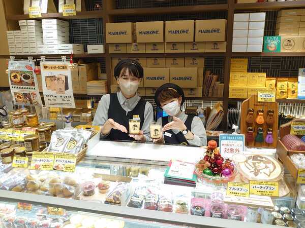 ビーカープリンや焼き菓子の販売
お客様への丁寧な接客を行います。