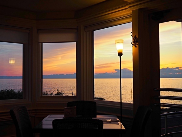 富士と夕陽に抱かれる海辺 ― 逗子・葉山