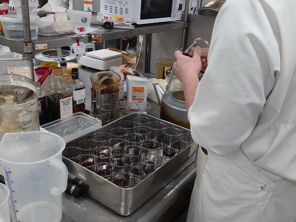 キズや欠けがないかどうか、
1個ずつチェックしていきます。