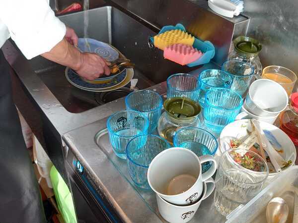 食器を丁寧に洗っていきます。