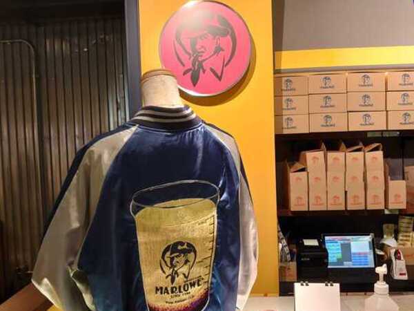 横須賀らしいお店づくりを意識。
スカジャンの展示や限定商品の販売も！