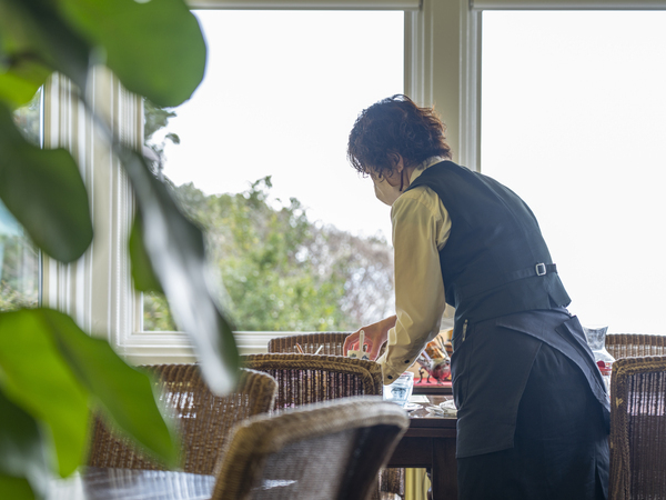 お料理の提供。
先輩スタッフから丁寧な業務説明。