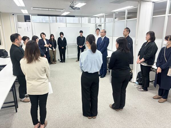 辞令式の様子。
みんなで受令者をお祝いします。