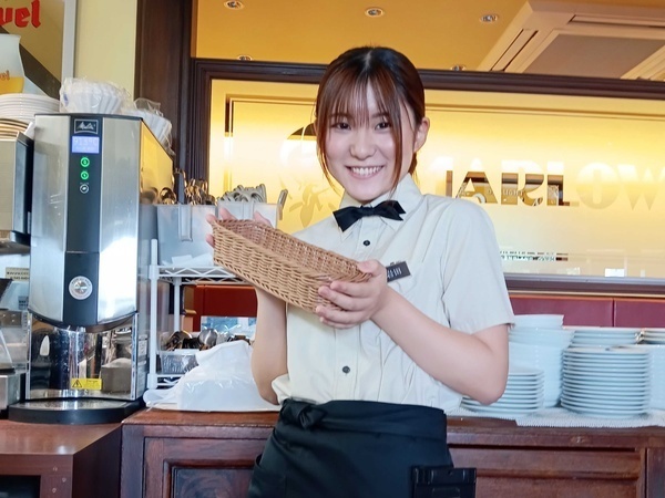 先輩スタッフが丁寧に教えます。
みんなで素敵な時間の提供。