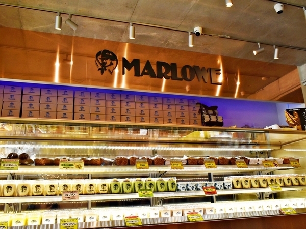 ショーケースには、定番商品から、季節限定
新商品等のプリンでいっぱいになります。