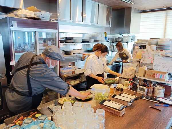 店内のオープンキッチン。
つくりたての料理の提供。