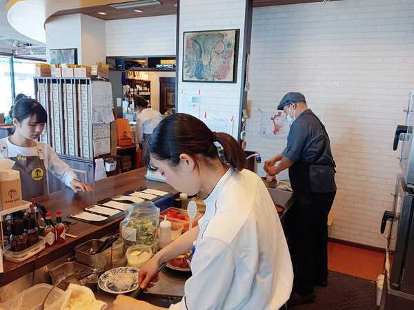 キッチンメンバーとも連携します。
声を掛け合いながら。