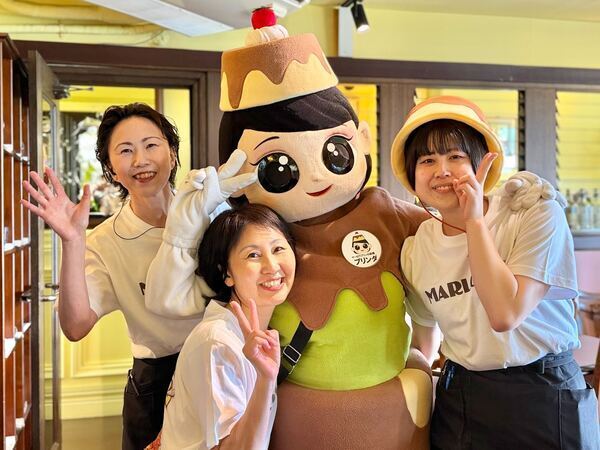 先輩スタッフが丁寧に教えます。
みんなで素敵な時間の提供。