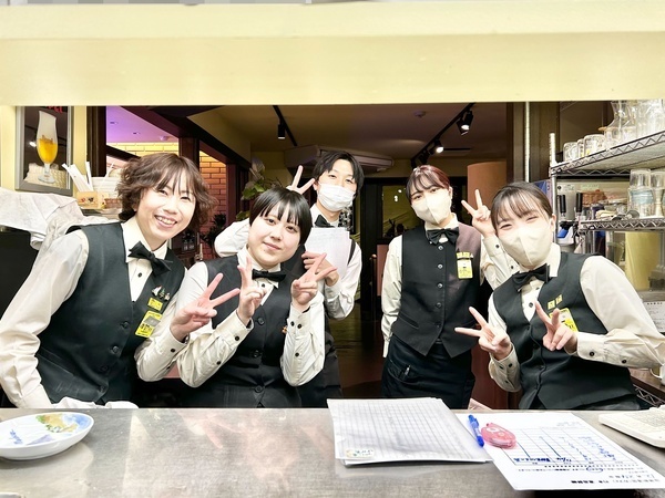 先輩スタッフと、
一緒に楽しく働きましょう。