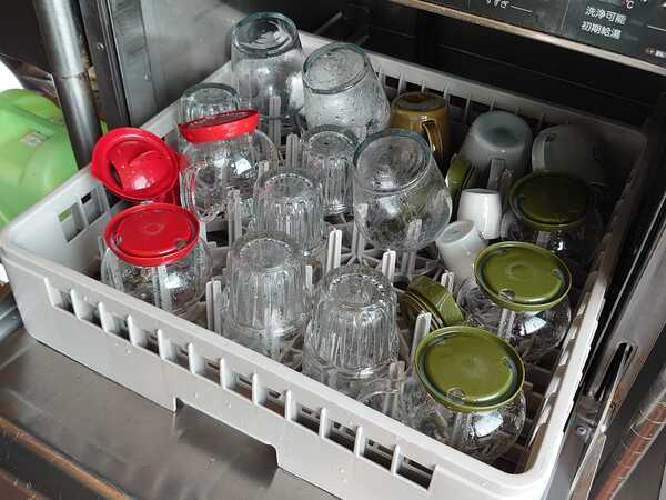 お皿やグラスの洗い物
プリンのビーカーをきれいに洗います。