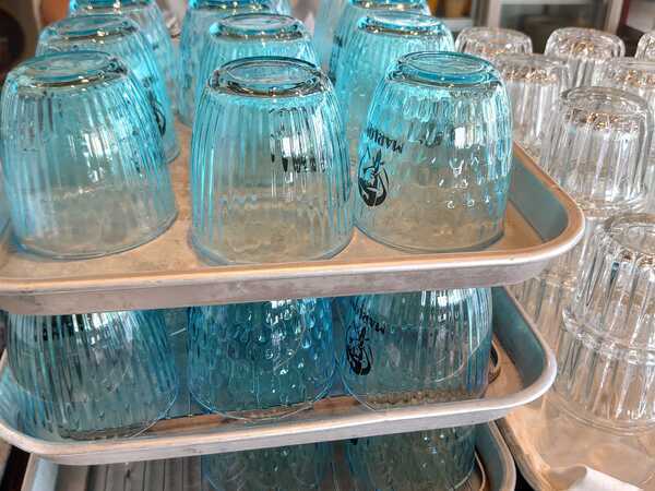 たくさんのタンブラーを
きれいに洗浄していきます。