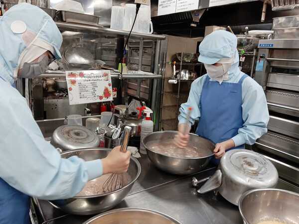 ペアになり製造工程を確認していきます。