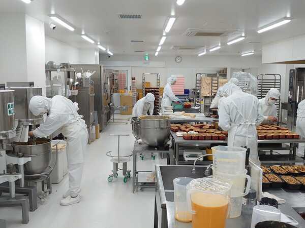 ケーキ工房内での勤務です。
未経験の方でも安心してくださいね。