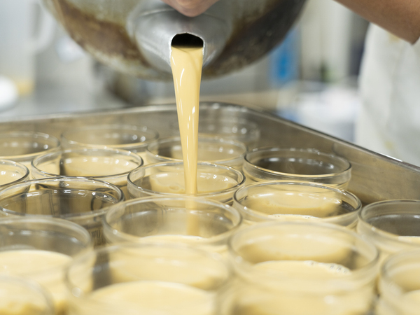 丁寧に充填していきます。
一つ一つの商品に思いを込めて。