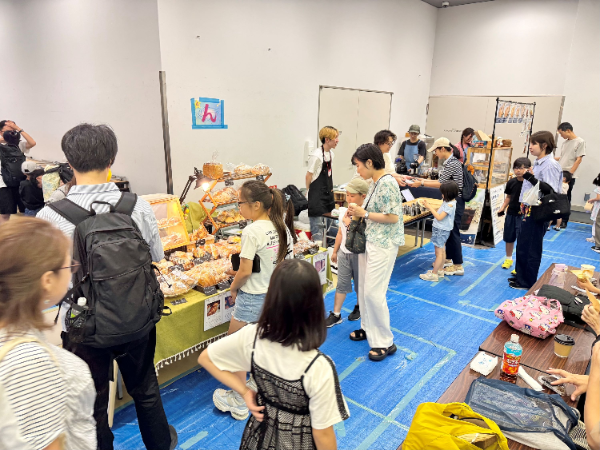 会場には飲食ブースも!1日ワーショップを楽しめます