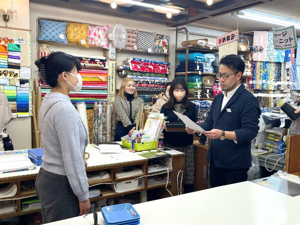 代表の野村社長から入社証書が渡されます。