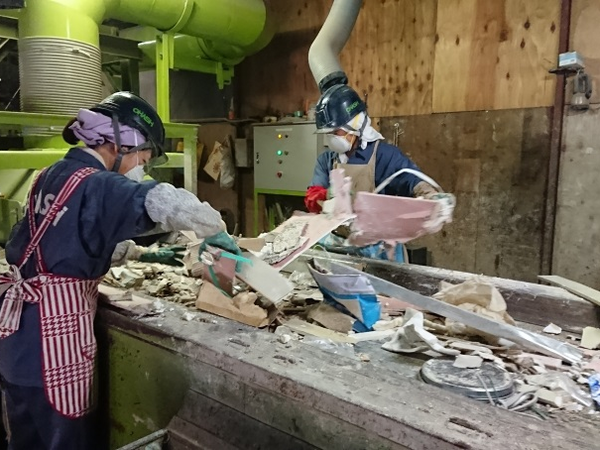 産業廃棄物の選別作業スタッフ