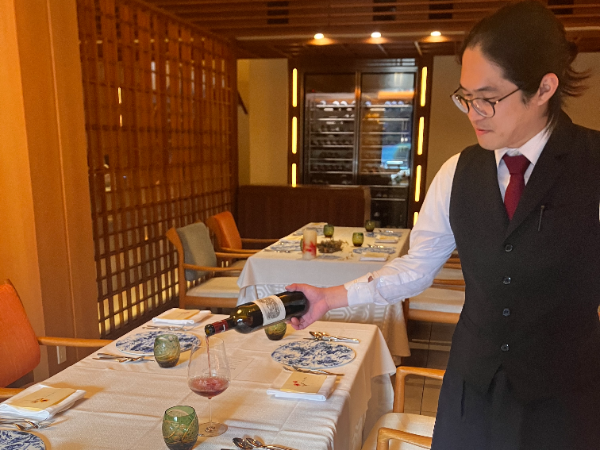 【正社員】フランス料理レストラン ソムリエ募集 <単身寮・女子寮完備>