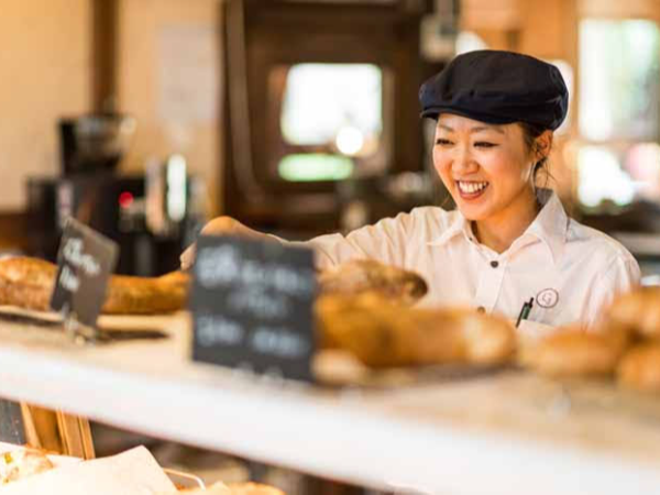 【パート・アルバイト/パンの販売及びカフェスタッフ】★未経験者歓迎 ★福利厚生充実 ★週休2日制 ★研修充実 ★ジョブチェンジあり!多彩なキャリアが可能 ★温かい社風 ★昇給・賞与あり