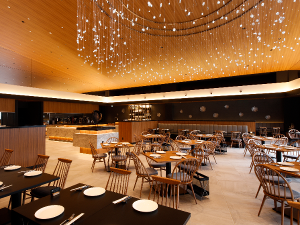 天井が高く、日差しも差し込み、
開放的な空間です。