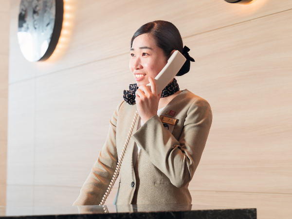 ホテルの顔であるフロントの仕事は、
多岐にわたります。