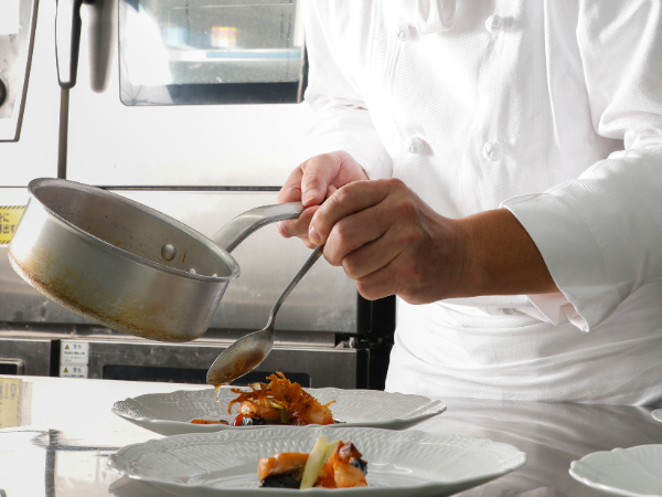 【安心・安全の京王グループ】自然や歴史を感じる暮らし、始めませんか?調理経験者募集!支度料10万円&引っ越し実費補助金あり◎WEB面接も可