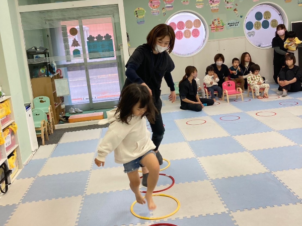 現場で他のスタッフと一緒に
療育をサポートする機会も多いです。