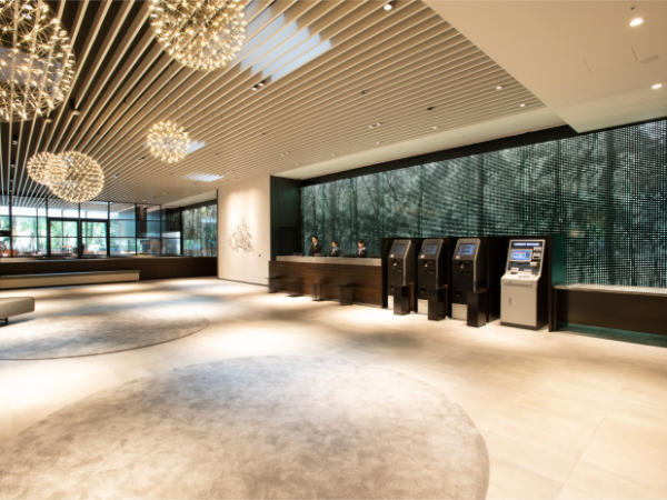 JR大阪駅より徒歩5分の好立地
「宿り木」をイメージとした内装