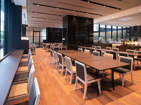 JR大阪駅より徒歩5分の好立地
木の温もりのあるおしゃれな店内