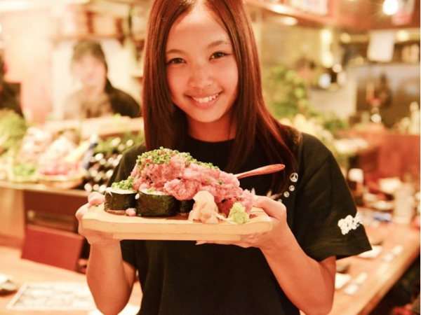 【那覇久茂地川沿いの元気な海鮮居酒屋】キッチンSTAFF募集！経験者歓迎！Wワークや掛け持ち勤務もOK◎＊＊即高時給1,300円(深夜手当別途支給)＊＊◎週2日4h～自己申告自由シフト◎交通費支給◎日払&前払い制度あり(振込)◎まかない付