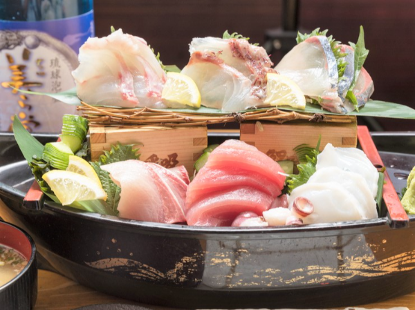 【名護の元気な海鮮居酒屋】調理経験者歓迎！昼間の時間を有効活用したい方必見！Wワークや掛け持ち勤務もOK◎週3日4h～自己申告自由シフト◎交通費支給◎日払&前払い制度有