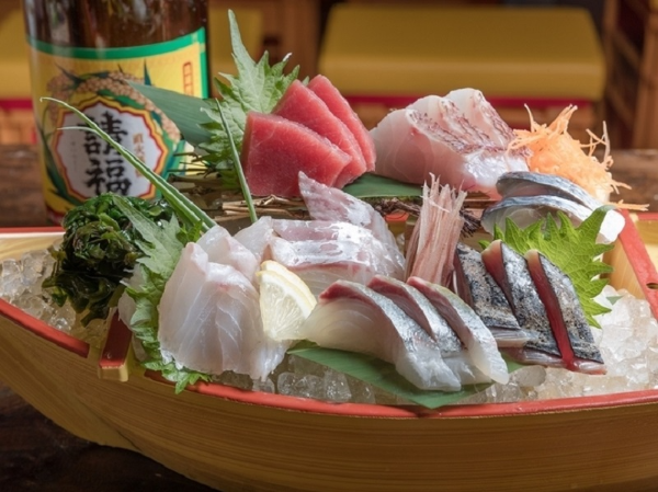 【宮古島中心地の元気な海鮮居酒屋】＊特別時給2か月間＊時給1,400円(22:00～時給1,750円) ◎未経験からSTAFF大募集！学生&Wワーク・かけもち勤務もOK ◎週2日4h～自己申告自由シフト ◎交通費支給 ◎日払&前払い制度(振込) ◎まかない付 ◎寮完備(1か月間無料)  ◎髪色自由 ◎1シーズン短期もOK！