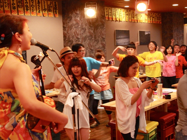 【沖縄家庭料理を中心とした島唄Live居酒屋】未経験からSTAFF大募集！高校生&友達同士もOK◎週2日4h～自己申告自由シフト◎交通費支給◎日払&前払い制度有◎まかない付★即高時給1,300円！高校生は1,150円（深夜手当別途支給）