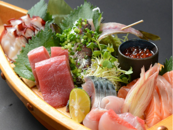 【石垣島中心地の元気な海鮮居酒屋】＊2か月間特別時給1,400円(22:00～は時給1,750円)＊新規STAFF募集！経験優遇(未経験可) ◎学生・かけもち勤務もOK ◎週2日4h～自己申告シフト ◎交通費支給 ◎日払&前払い制度有(振込) ◎まかない付 ◎寮完備(1か月間無料)※規定あり ◎1シーズン短期もOK