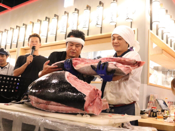 【那覇久茂地川沿いの元気な海鮮居酒屋】魚の調理経験者優遇！月給30万円以上★入社祝い金６万円★週休2日(月8～9日)★ボーナス年3回・昇給査定年2回★１R寮完備（寮費1か月間無料）