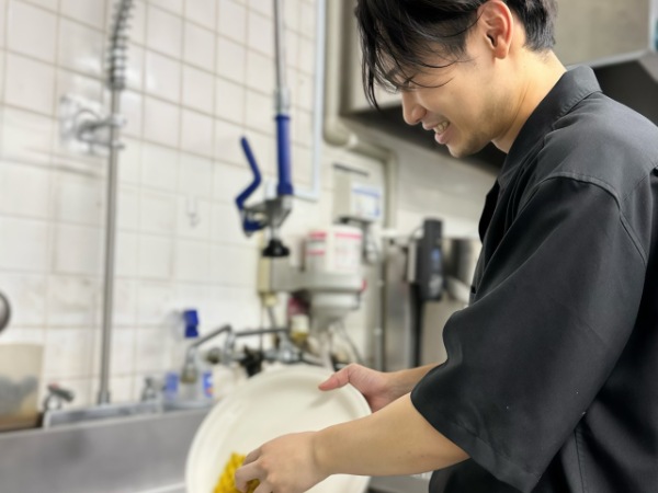 【厨房洗い場スタッフ/アルバイト・パート】★ランチタイム★ディナータイム★1日4h～OK ★未経験OK ★学歴・年齢不問 ★昇給あり★まかない有り★