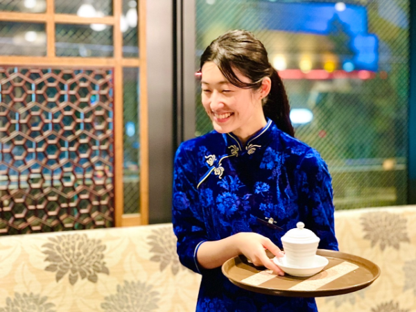 【ホールスタッフ/アルバイト・パート】ランチタイム★ディナータイム★1日4h～OK ★未経験OK ★学歴・年齢不問 ★昇給年1回 ★研修あり ★正社員登用あり ★まかない有り 