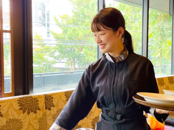 【ホールスタッフ/アルバイト・パート】★ランチタイム★ディナータイム★1日4h～OK ★未経験OK ★学歴・年齢不問 ★研修あり ★まかない有り★