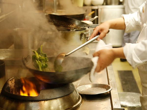 ☆月給35万円~の高待遇☆・急募【キッチンスタッフ/正社員】★昇給年1回 ★賞与年2回（業績による） ★月8日休み ★学歴・年齢不問 ★研修あり ★まかない有り ★創業60年を超える『頤和園』でスキルアップ