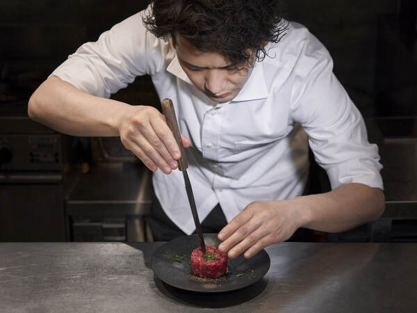 【正社員】有名焼肉店でキッチン業務☆港区／こだわり抜いた黒毛和牛／未経験OK／学歴・転職歴不問／髪色自由・ピアスOK